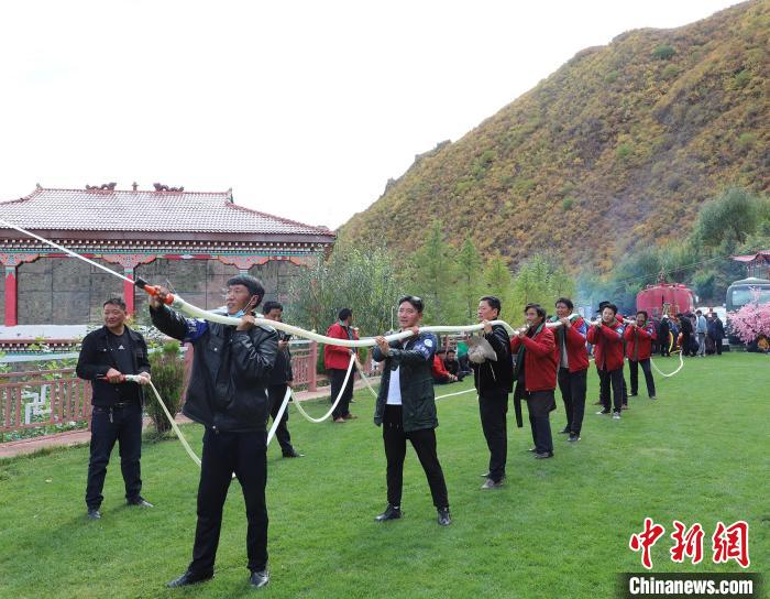 圖為護林員體驗架設(shè)水泵?！〔际猩窒乐ш?供圖