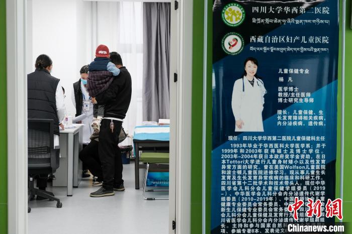 圖為四川大學(xué)華西第二醫(yī)院專家接診?！〗w波 攝