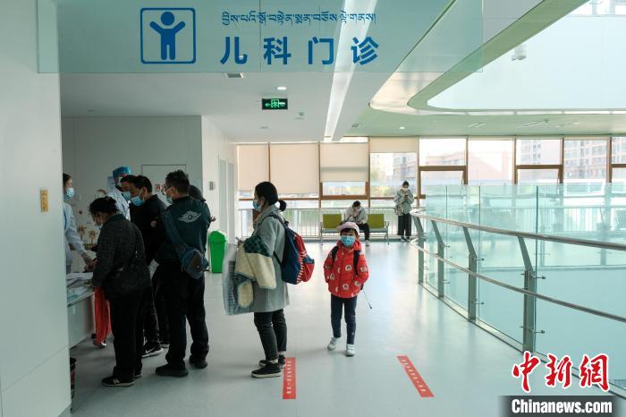圖為兒科義診接診現(xiàn)場。　江飛波 攝