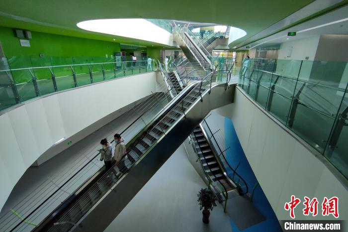 圖為西藏自治區(qū)婦產(chǎn)兒童醫(yī)院內(nèi)景?！〗w波 攝