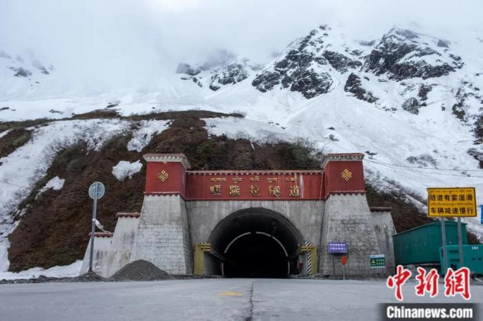 墨脫公路控制性工程——嘎隆拉隧道。上方為嘎隆拉雪山，曾是進(jìn)入墨脫最大的“攔路虎”。