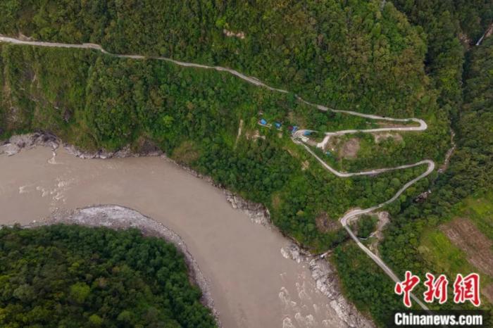 雅魯藏布江一側(cè)的墨脫公路。