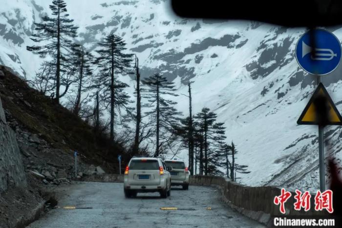 圖為墨脫公路沿線的雪景風(fēng)光。