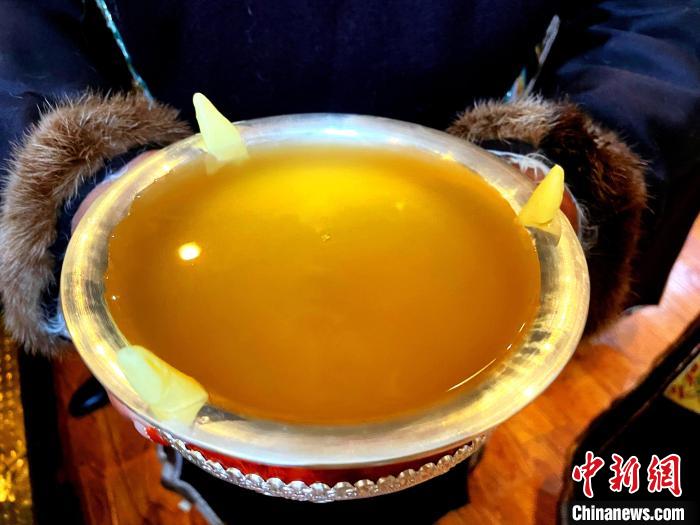 圖為青稞酒?！∪轿木?攝