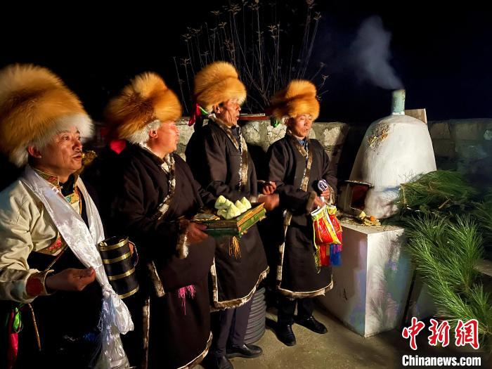 圖為除夕之夜進行的驅(qū)鬼儀式?！∪轿木?攝