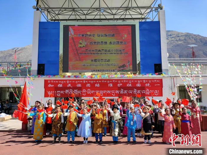 圖為加查縣安繞鎮(zhèn)小學(xué)各民族代表學(xué)生齊唱紅歌?！“怖@鎮(zhèn)小學(xué)供圖