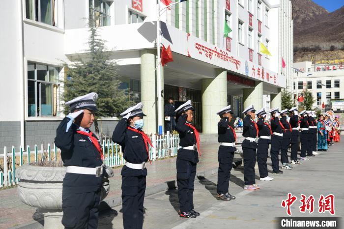 圖為加查縣安繞鎮(zhèn)小學(xué)學(xué)生爭當(dāng)“小交警”體驗交警工作?！∝暩聛硭?攝