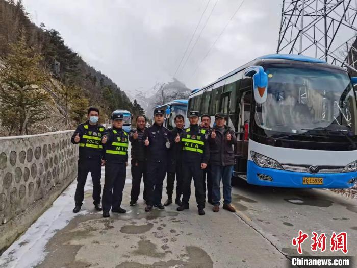 救援成功后，司機們與邊境派出所民警合影。　李建峰 攝