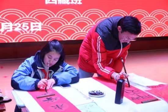 現(xiàn)場(chǎng)書(shū)寫(xiě)春聯(lián)。梁超攝