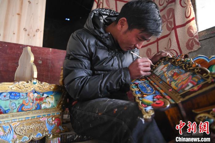 圖為拉薩手藝人制作年貨“切瑪盒”?！∝暩聛硭?攝