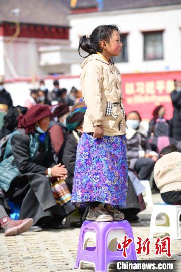 圖為觀看節(jié)目的小女孩?！∝暩聛硭?攝