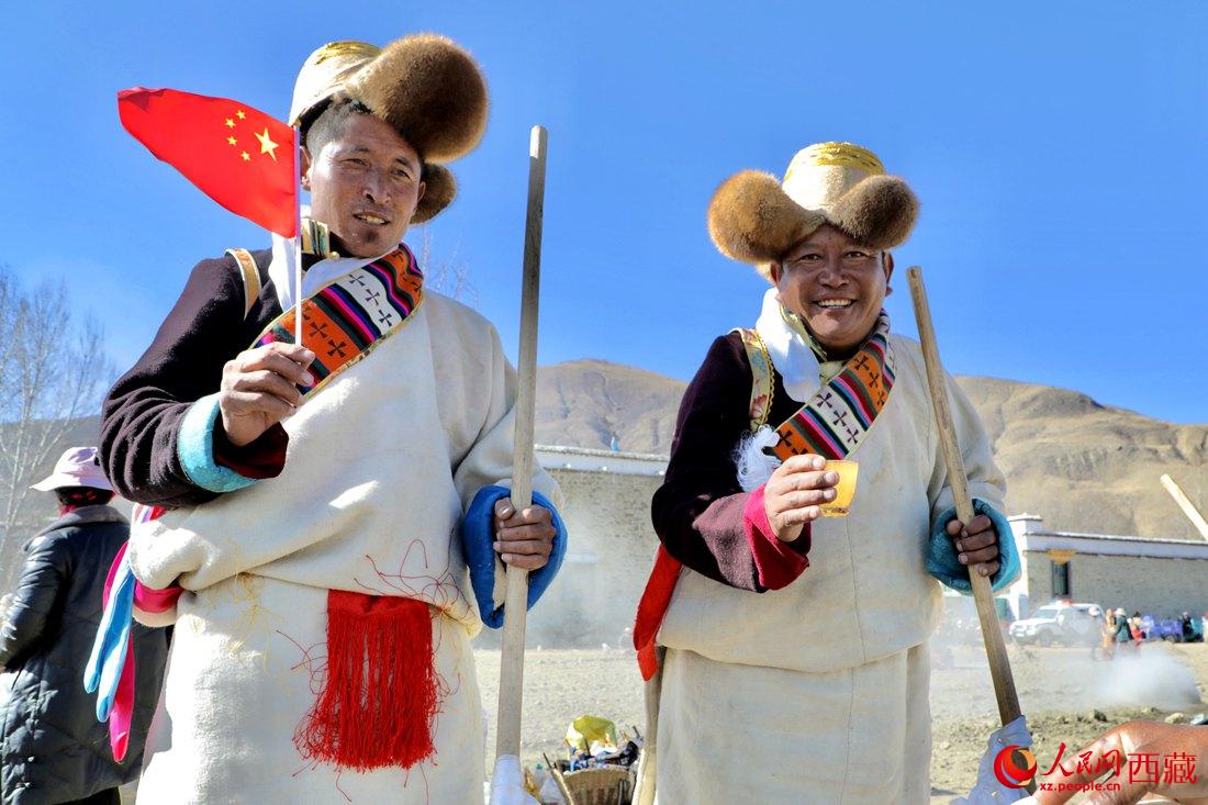 互敬青稞酒，祈福一年的豐收。人民網(wǎng) 次仁羅布攝
