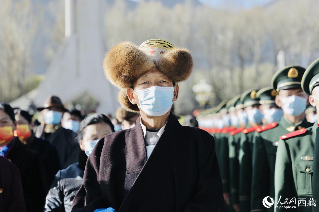 群眾代表們參加升旗儀式現(xiàn)場(chǎng)。人民網(wǎng) 次仁羅布 攝