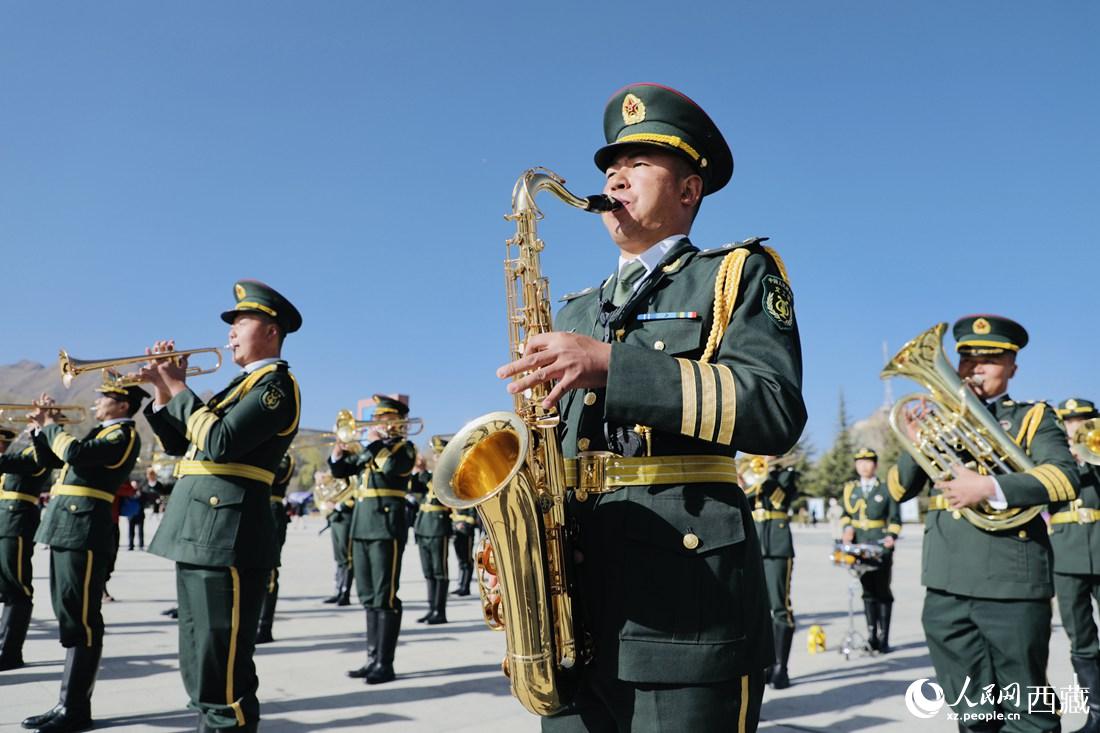 軍區(qū)文工團(tuán)奏響國(guó)歌。人民網(wǎng) 次仁羅布攝