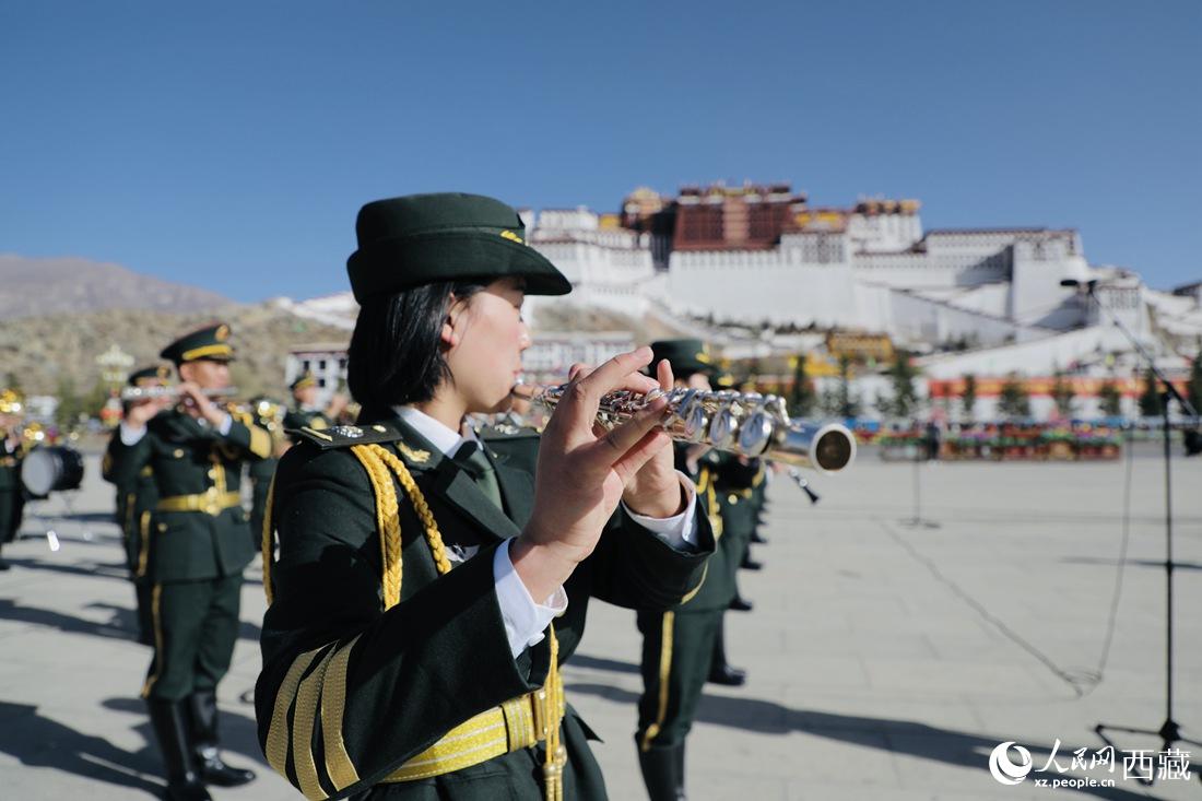 軍區(qū)文工團(tuán)奏響國(guó)歌。人民網(wǎng) 次仁羅布攝