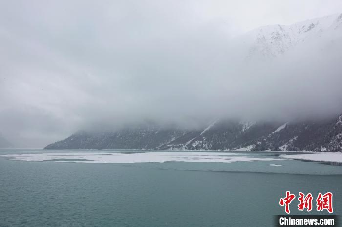 然烏湖春雪飄落?！∪轿木?攝