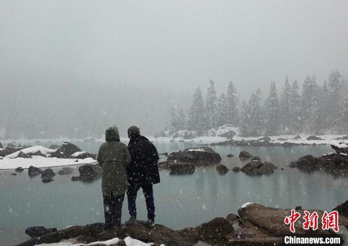 游客欣賞雪中然烏湖?！∪轿木?攝