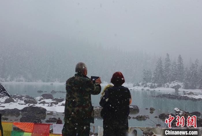 游客欣賞雪中然烏湖?！∪轿木?攝