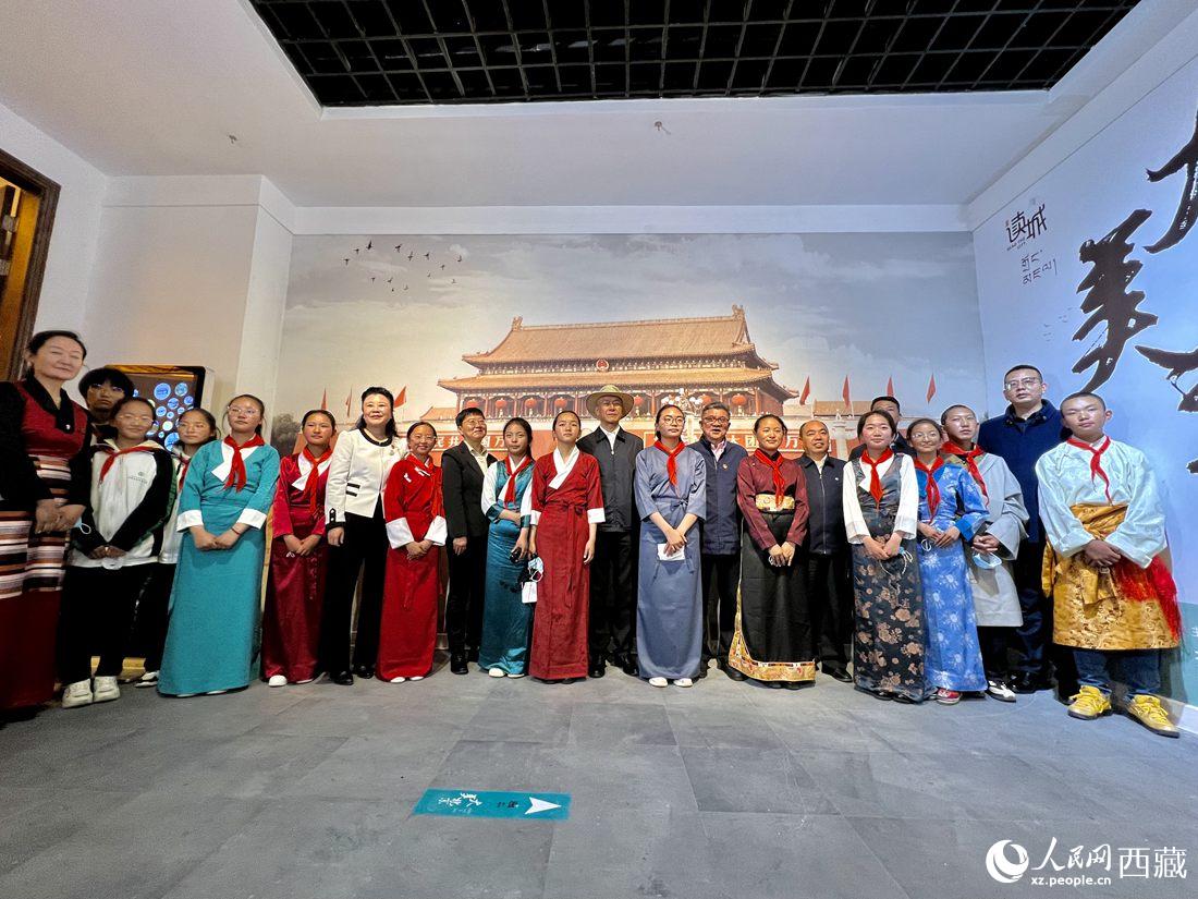 合影留念。人民網(wǎng) 次仁羅布攝