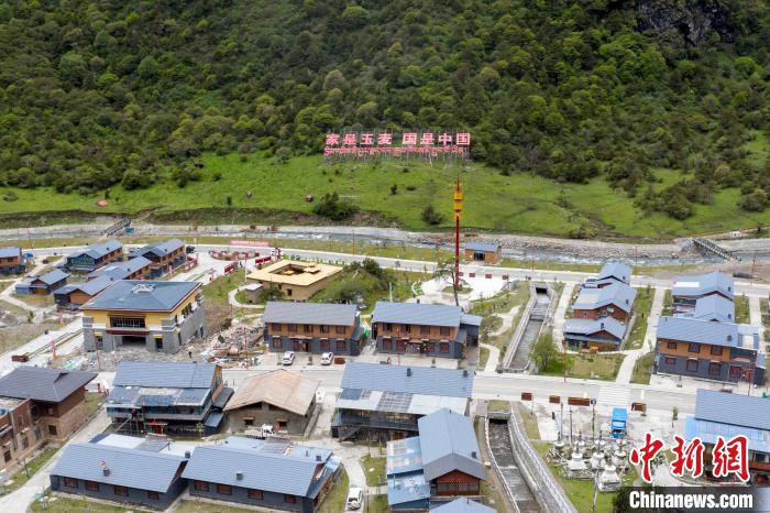 “家是玉麥 國(guó)是中國(guó)”的大字豎立在玉麥鄉(xiāng)旁的山腳上?！钊A峰 攝