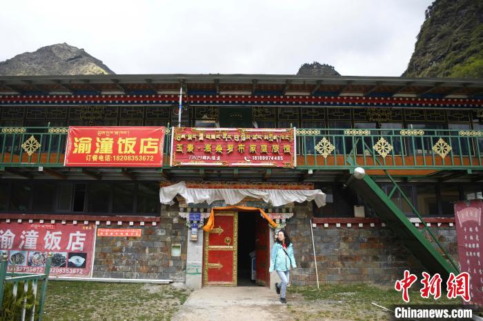 玉麥鄉(xiāng)里修建了飯店與旅館?！钊A峰 攝