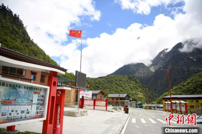玉麥鄉(xiāng)內(nèi)道路變成了硬化路。　楊華峰 攝