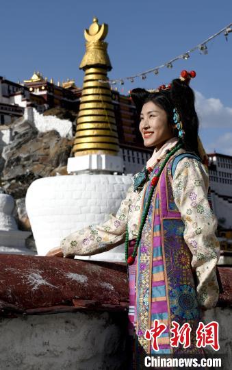 西藏自治區(qū)級非遺項目——拉薩服飾，圖為舊時拉薩貴族婦女的裝扮。