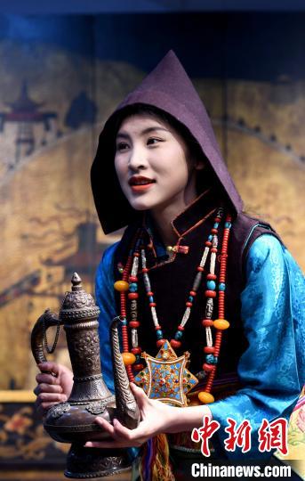 圖為西藏自治區(qū)級非遺項目——山南浪卡子縣的羊卓服飾?！±盍?攝