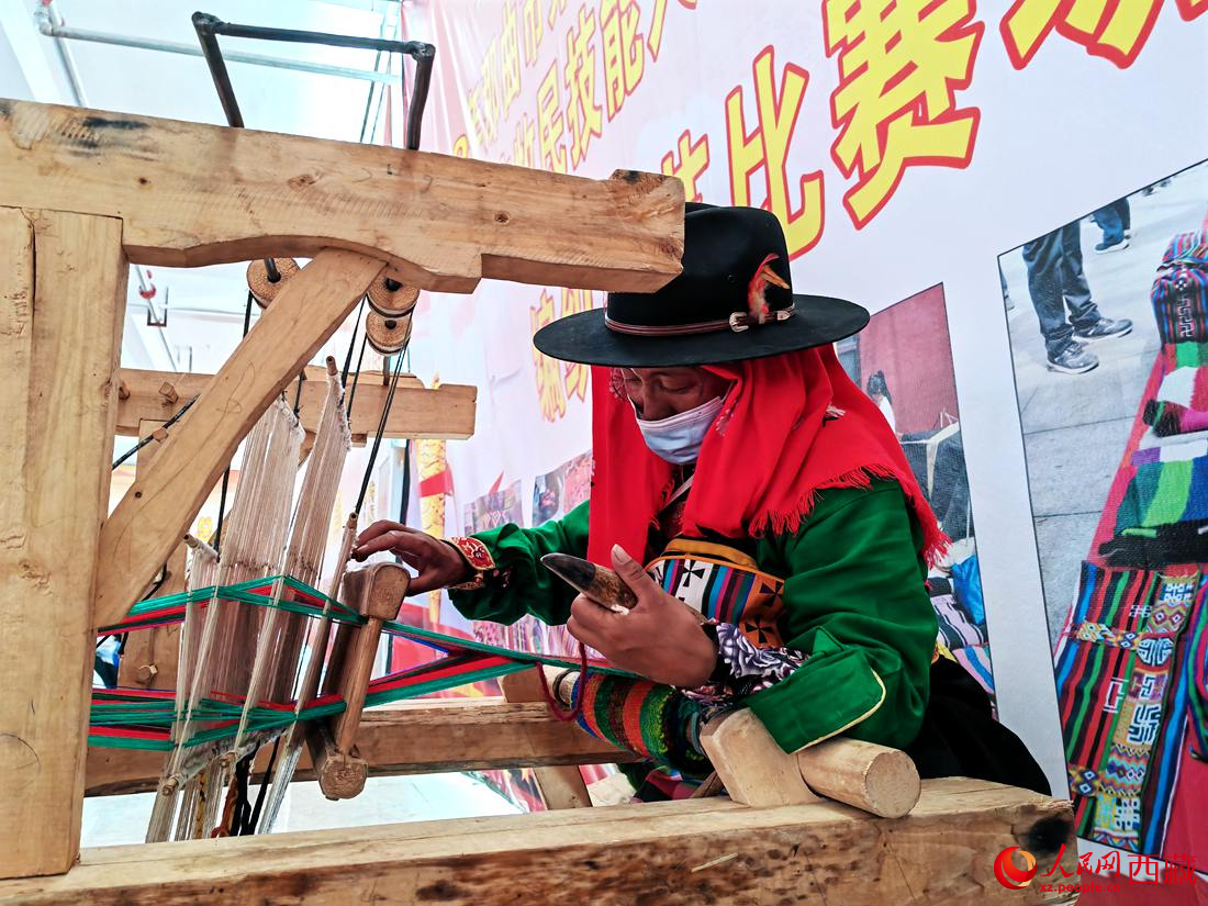 紡織手藝展示。人民網(wǎng) 李海霞攝