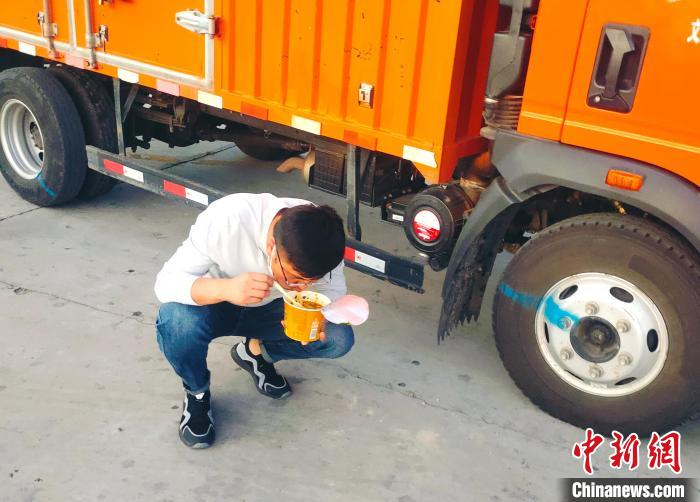 由于沿路疫情原因，閆光宇和朋友只能在服務(wù)區(qū)簡餐?！∴嵟?攝