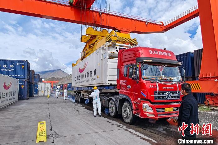 援助物資卸車(chē)現(xiàn)場(chǎng)?！?guó)鐵青藏集團(tuán)有限公司拉薩車(chē)務(wù)段 供圖