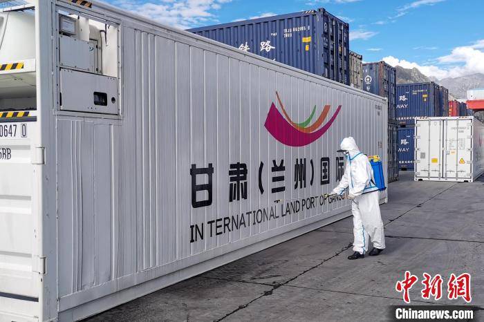9月9日，甘肅省援助拉薩700噸生活物資“乘冷鏈專(zhuān)列”抵達(dá)拉薩?！?guó)鐵青藏集團(tuán)有限公司拉薩車(chē)務(wù)段 供圖