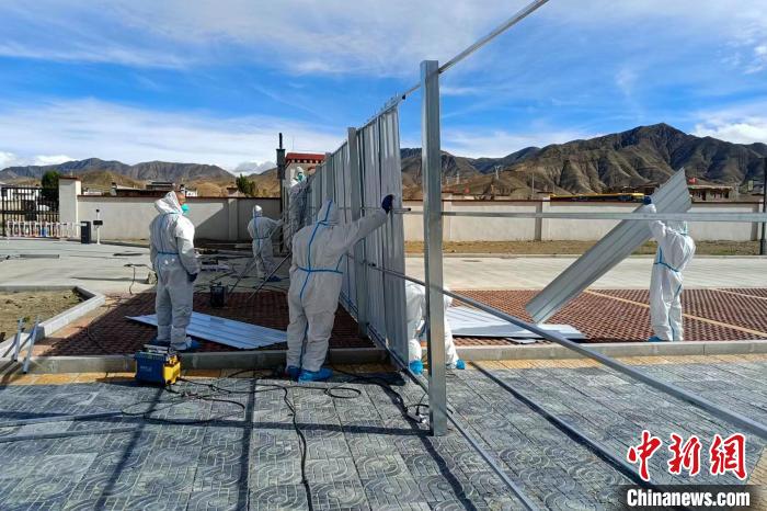 西藏金塔建設(shè)集團(tuán)有限公司職工支援日喀則方艙建設(shè)?！∈茉L者供圖