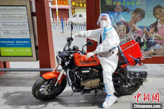 圖為西藏阜康醫(yī)療工作人員騎摩托為居家防疫市民送藥。　受訪者供圖