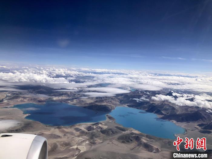西藏阿里到拉薩航班途經(jīng)的高原湖泊。　<a target='_blank' href='/'><p  align=