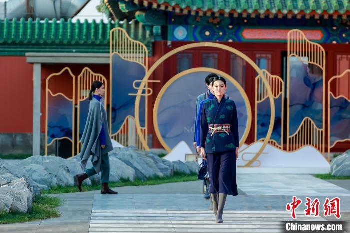 近40套藏式針織系列時(shí)裝亮相2022北京時(shí)裝周。　北京時(shí)裝周供圖