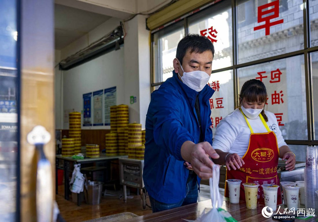 市民購(gòu)買早餐。人民網(wǎng) 次仁羅布攝
