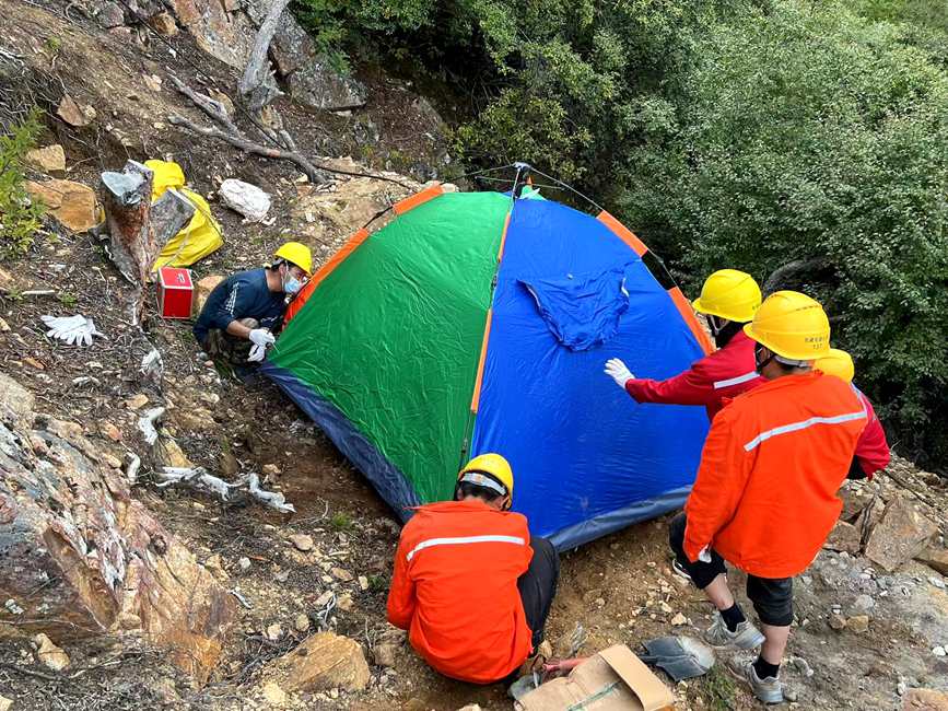 9月15日，電力施工人員正在施工點(diǎn)附近搭建暫居帳篷。白瑪多吉攝