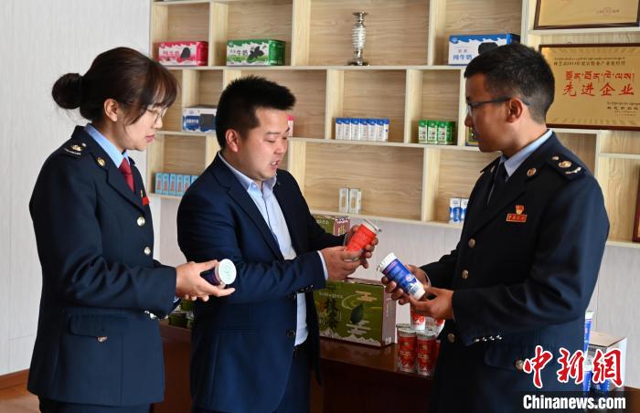 圖為林芝稅務部門上門了解企業(yè)情況，并宣講稅收政策。資料圖 趙朗 攝