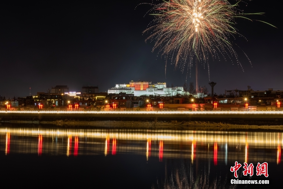 資料圖為2022年3月1日，拉薩迎來藏歷新年“古突夜”，煙花與被燈光照亮的布達拉宮交相輝映。 <a target='_blank' href='/'><p  align=