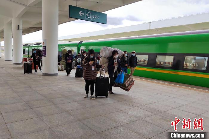 10月6日，乘客乘復工專列抵達日喀則?！±_車務段 供圖