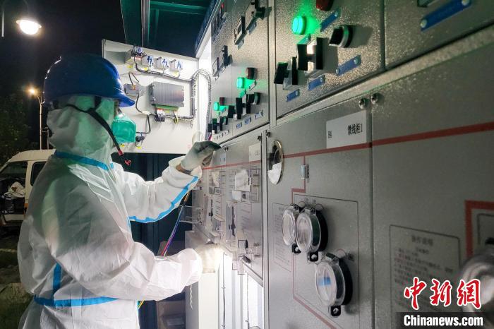 西藏電力部門順利完成方艙醫(yī)院供電設(shè)備安全可靠接入?！⊥醮箫w 攝