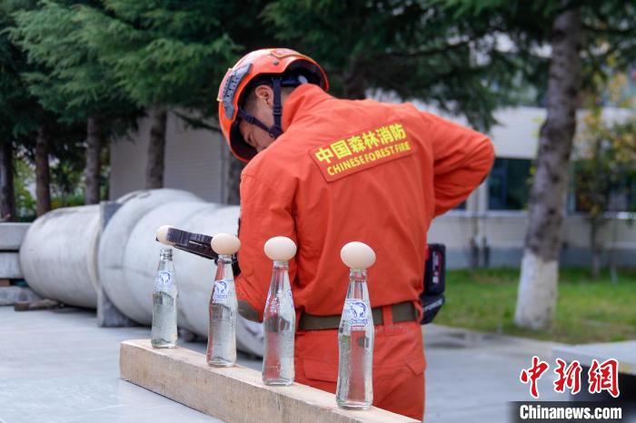 西藏林芝森林消防技能大練兵現(xiàn)場，消防員使用液壓鉗夾取雞蛋。　楊永龍 攝