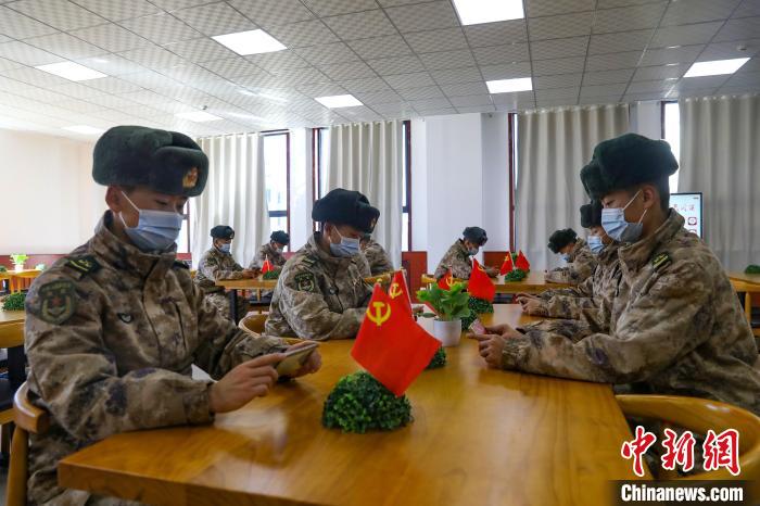 圖為阿里軍分區(qū)某邊防團(tuán)組織官兵通過(guò)手機(jī)收聽(tīng)收看二十大開(kāi)幕盛況?！詵|供圖