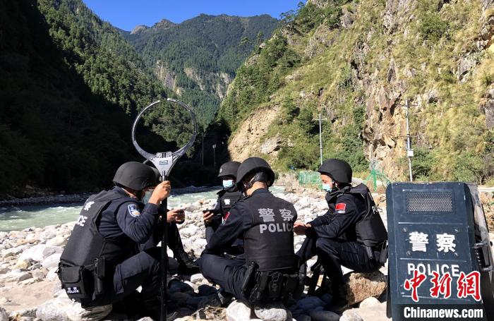 圖為西藏吉隆出入境邊防檢查站移民管理警察在中尼邊境巡邏途中收看二十大開(kāi)幕直播?！」陆y(tǒng) 攝