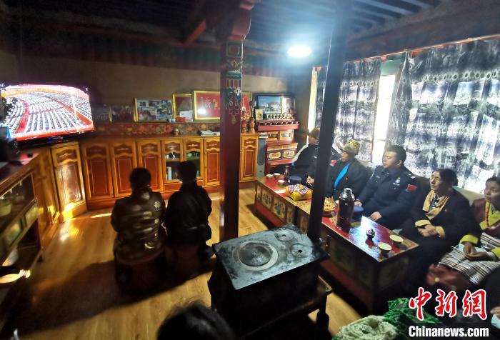 圖為西藏普蘭出入境邊防檢查站斜爾瓦執(zhí)勤點(diǎn)移民管理警察與駐地民眾一起收看二十大開(kāi)幕盛況?！」鶗怨?攝