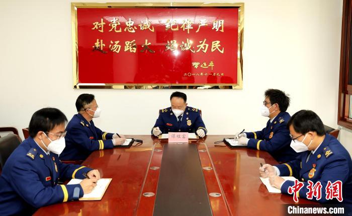 圖為西藏森林消防總隊(duì)在二十大開(kāi)幕會(huì)結(jié)束后組織學(xué)習(xí)討論?！∥鞑厣窒揽傟?duì)供圖