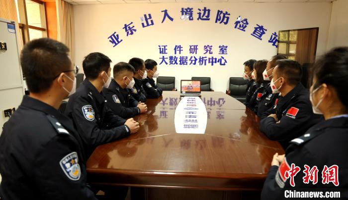 圖為西藏亞?wèn)|出入境邊防檢查站組織民警收看二十大開(kāi)幕會(huì)直播。　亞?wèn)|出入境邊防檢查站供圖