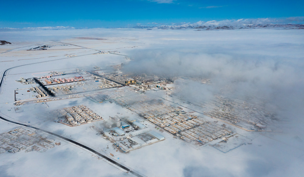 西藏阿里地區(qū)改則縣迎來初雪，銀裝素裹，美如畫卷。