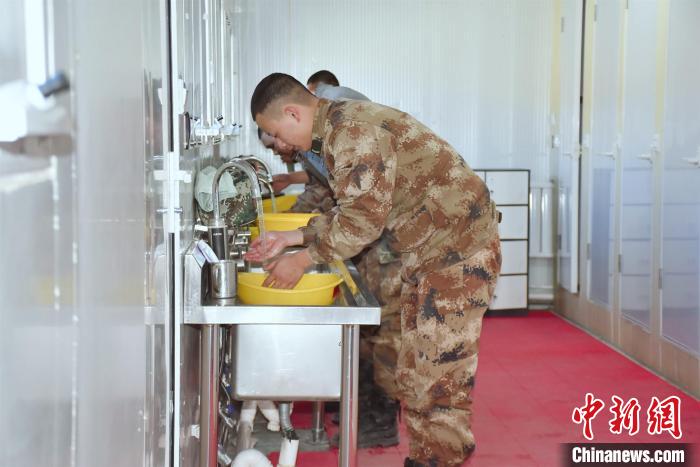 圖為阿里軍分區(qū)某邊防團官兵在新建水房洗漱?！詵| 攝